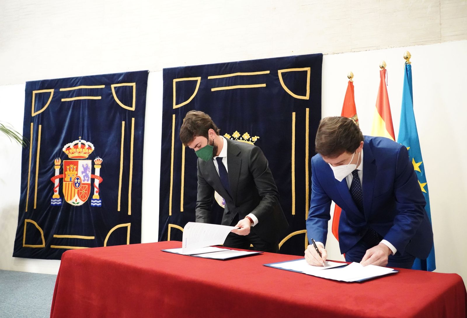 Firma del acuerdo entre PP y Vox. ICAL