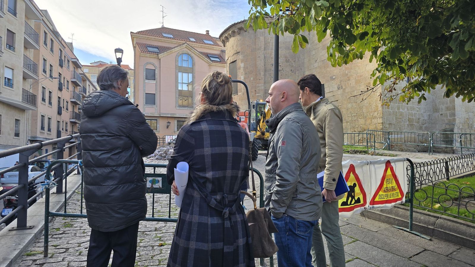El alcalde de Salamanca, Carlos García Carbayo, visita las obras de renaturalización de plazas del casco histórico de la ciudad