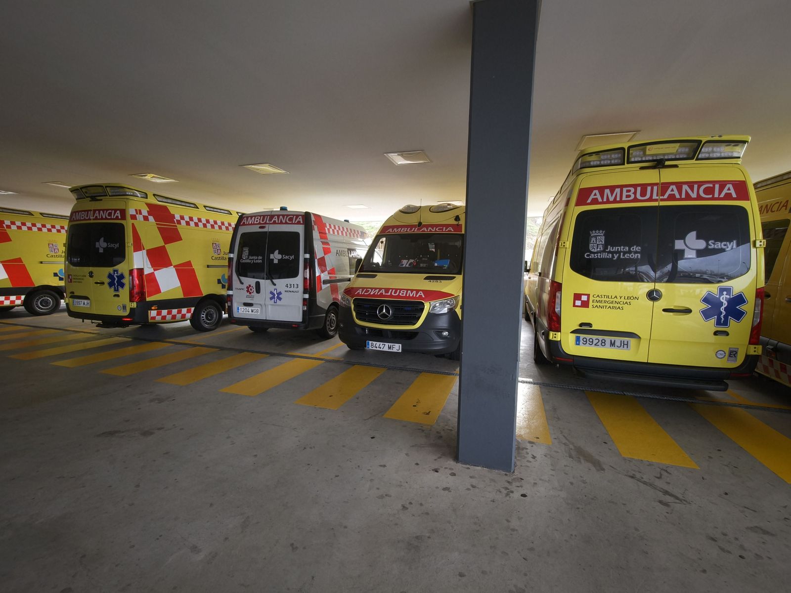 Ambulancias y ambulancia en el hospital de Salamanca. Archivo.