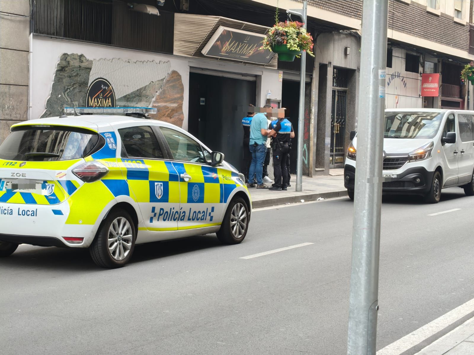 Presencia de la Policía Local en un establecimiento de Álvaro Gil
