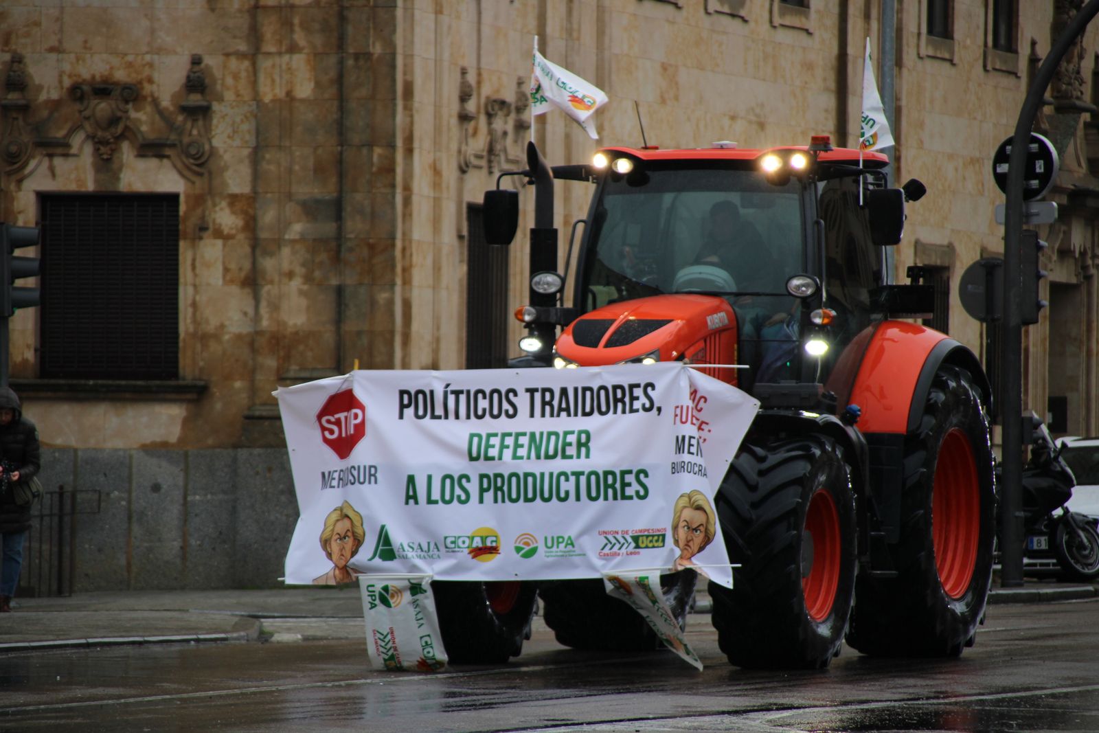 En imágenes la marcha con tractores y vehículos de campo en Salamanca en protesta contra Mercosur