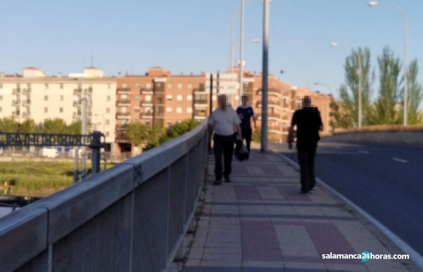 Peatones aceras estrechas