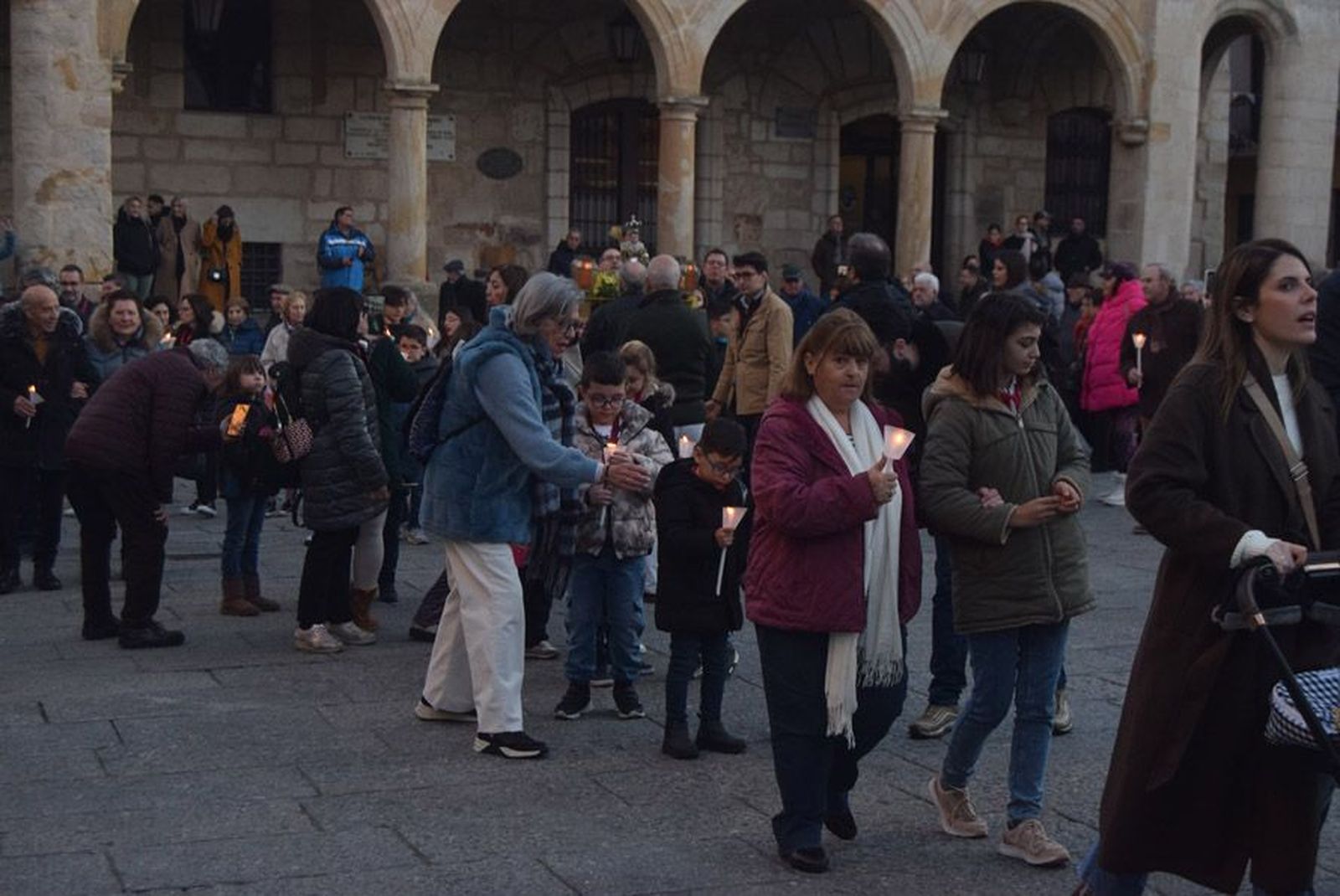las-candelas-vuelven-a-unir-la-iglesia-de-san-juan-con-la-de-san-vicente-95