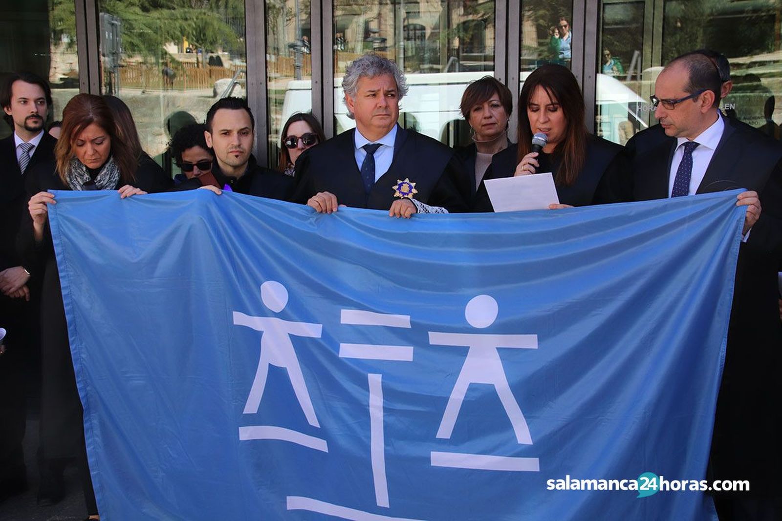Concentracion abogados en protesta por impagos del turno de oficio 7