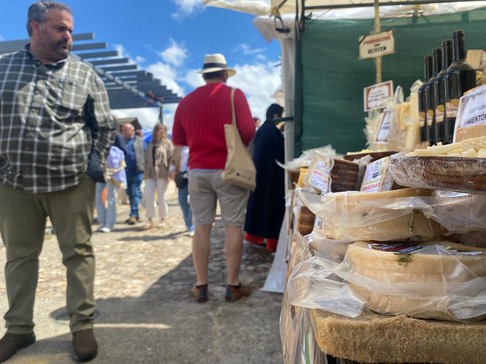 La Feria del Queso de Hinojosa trae sabor tradicional y oficio a Salamanca