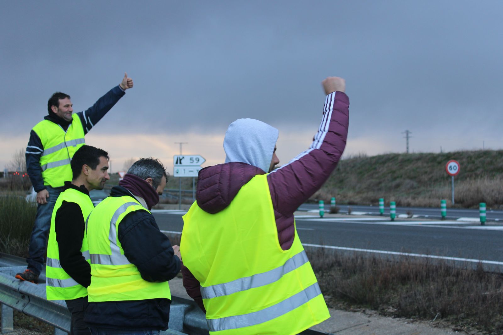 Los agricultores y ganaderos de la zona de Peñaranda cortan la A-50