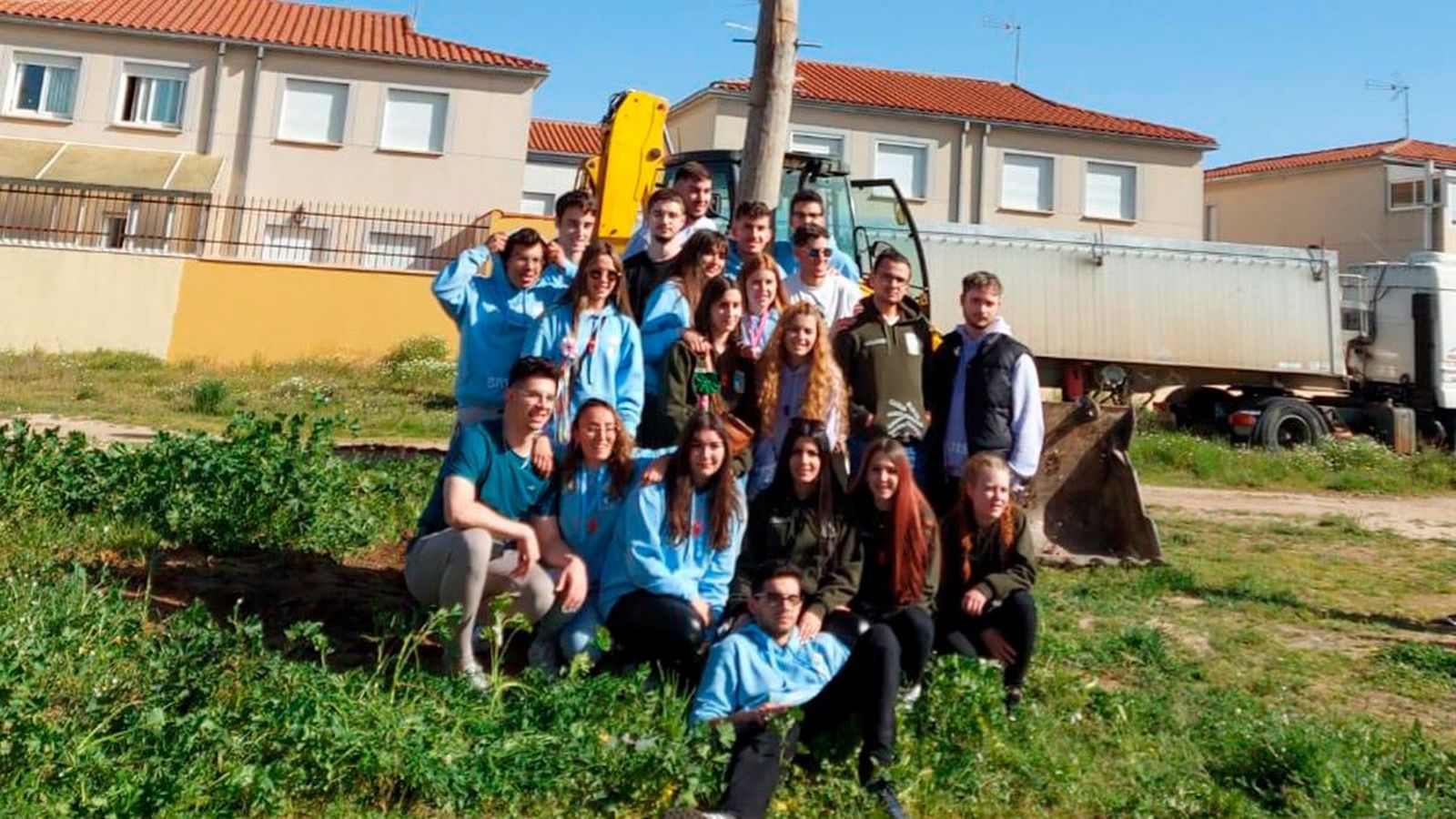 Los quintos de Babilafuente tras colocar el tradicional mayo