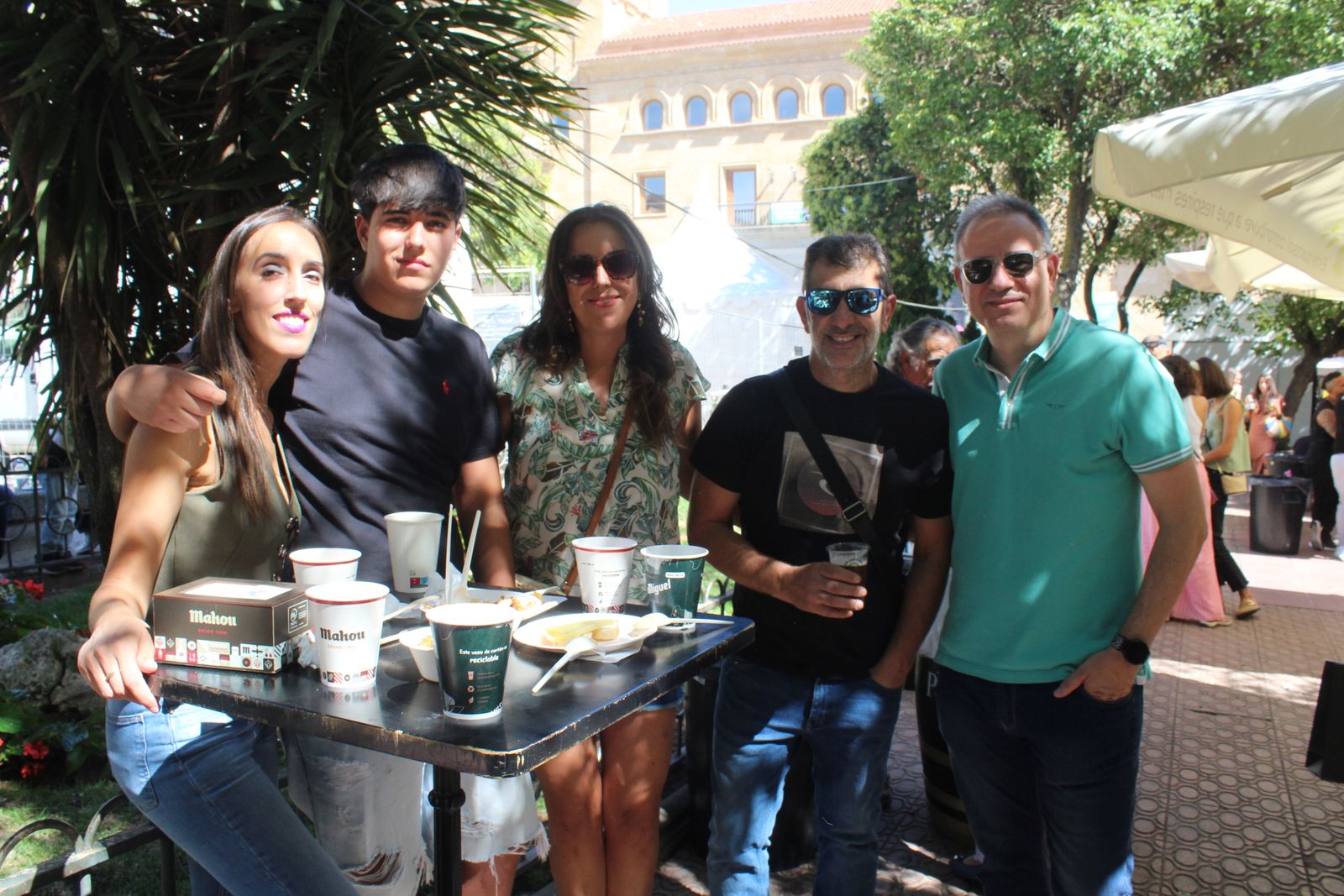 Ambiente en la Feria de Día en el mediodía de este domingo