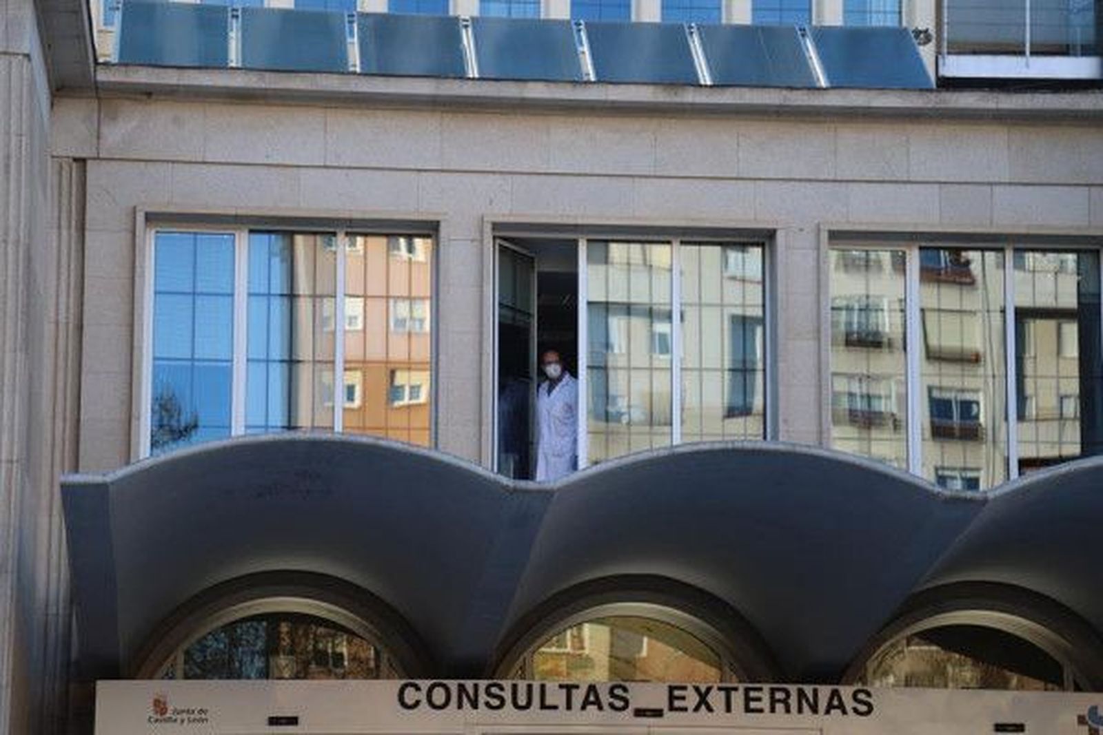 Sanitario asomado en una ventana del Virgen de la Concha