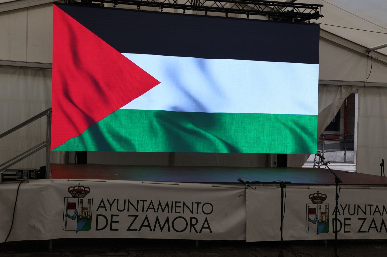 GALERÍA | Inauguración del mercadillo solidario en la Plaza Mayor de Zamora en apoyo al pueblo palestino
