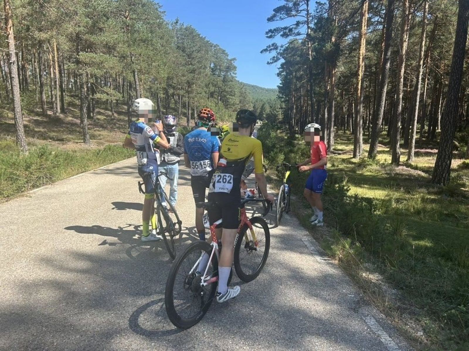Fallece un ciclista tras una caída masiva en la segunda etapa de la Vuelta Junior a la Ribera el Duero - VUELTA CICLISTA JUNIOR A LA RIBERA DEL DUERO