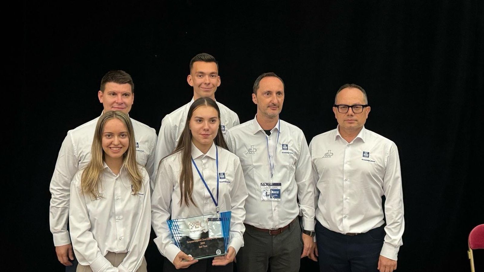 La joven ajedrecista albense Lucía Sánchez con su equipo