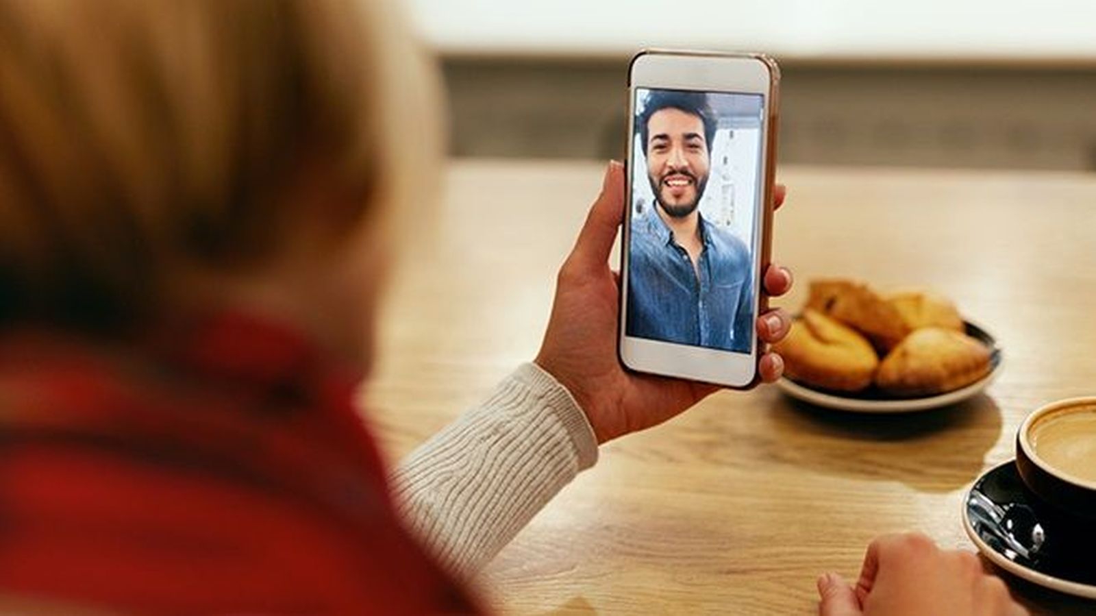 Una persona realiza una videollamada OCU