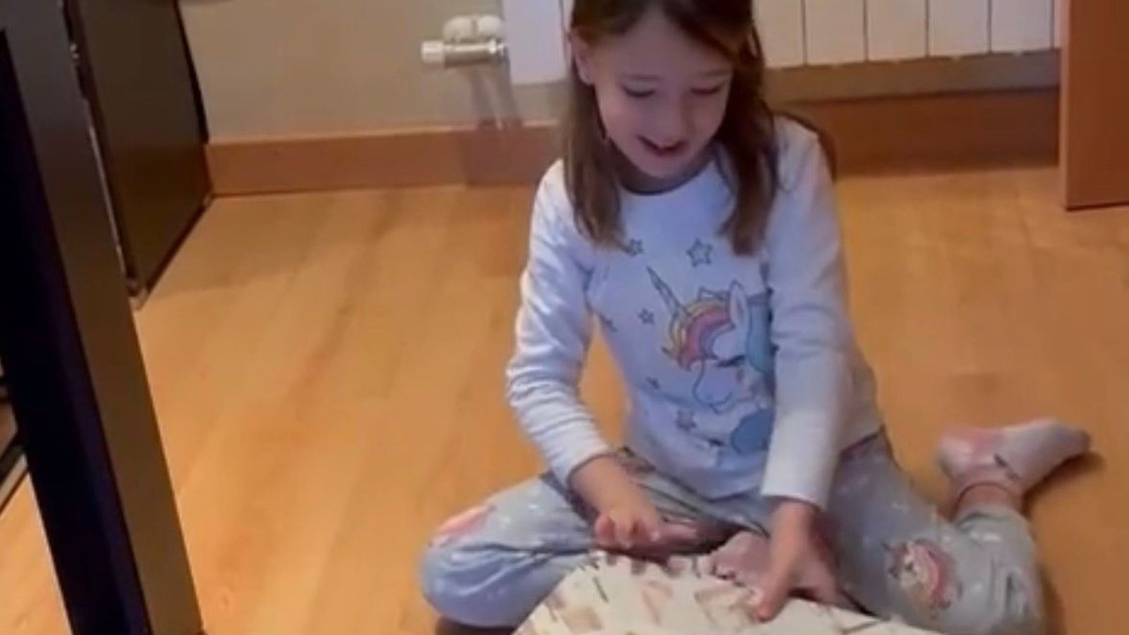 Sofía abre sus regalos el día de Reyes. 2026