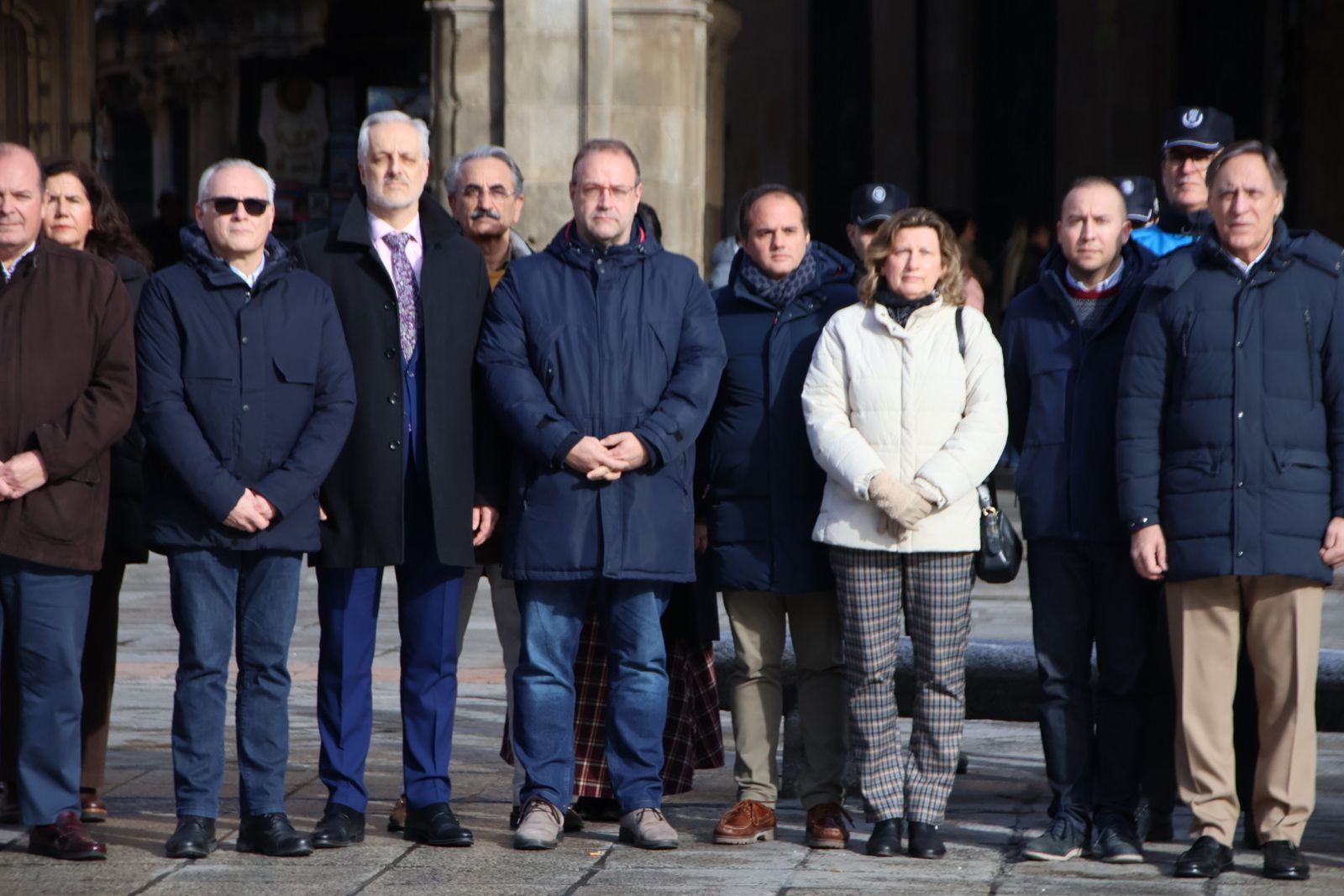 La Corporación municipal guarda un minuto de silencio por las víctimas del accidente ferroviario en la localidad cordobesa de Adamuz