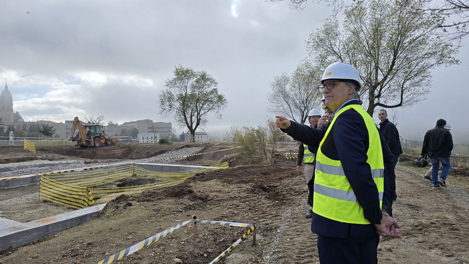 El alcalde de Salamanca, Carlos García Carbayo, informa de los hallazgos y las actuaciones que se están realizando en el Cerro de San Vicente