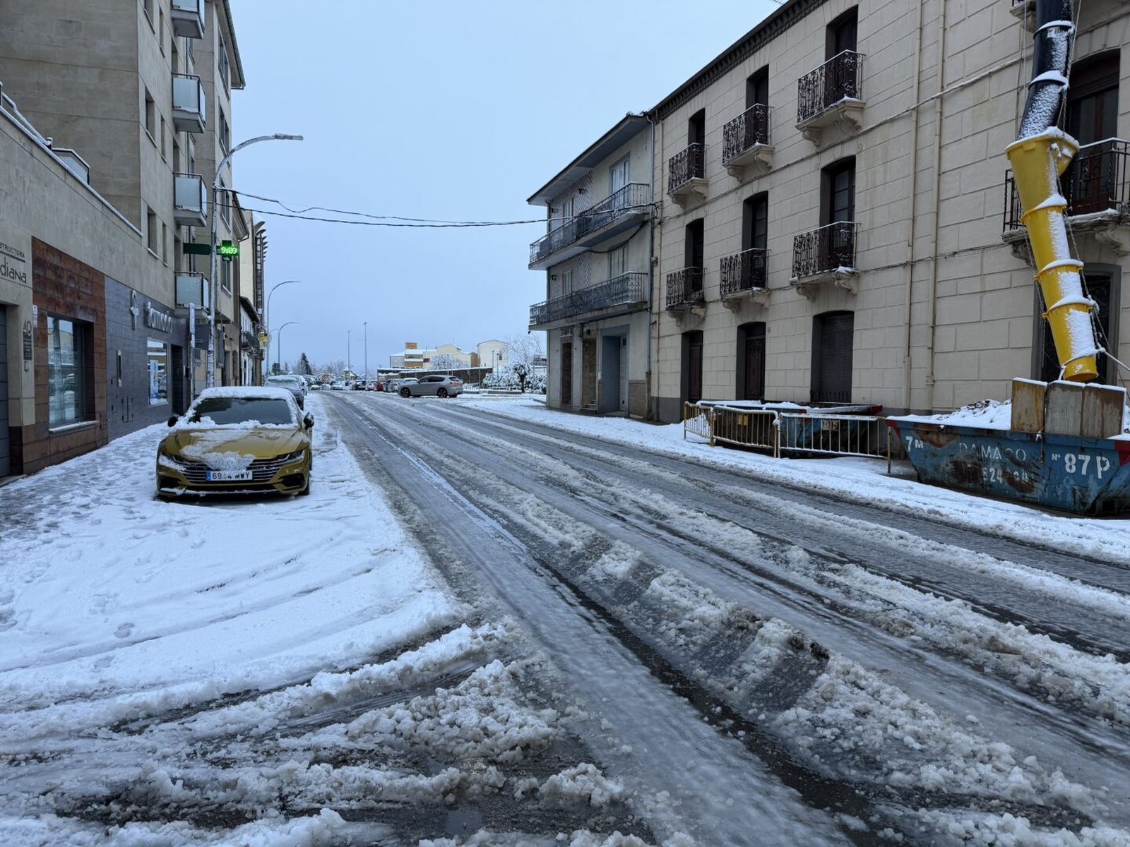 Guijuelo se tiñe de blanco por las nieves de Salamanca y los operarios del Ayuntamiento trabajan en labores de mantenimiento