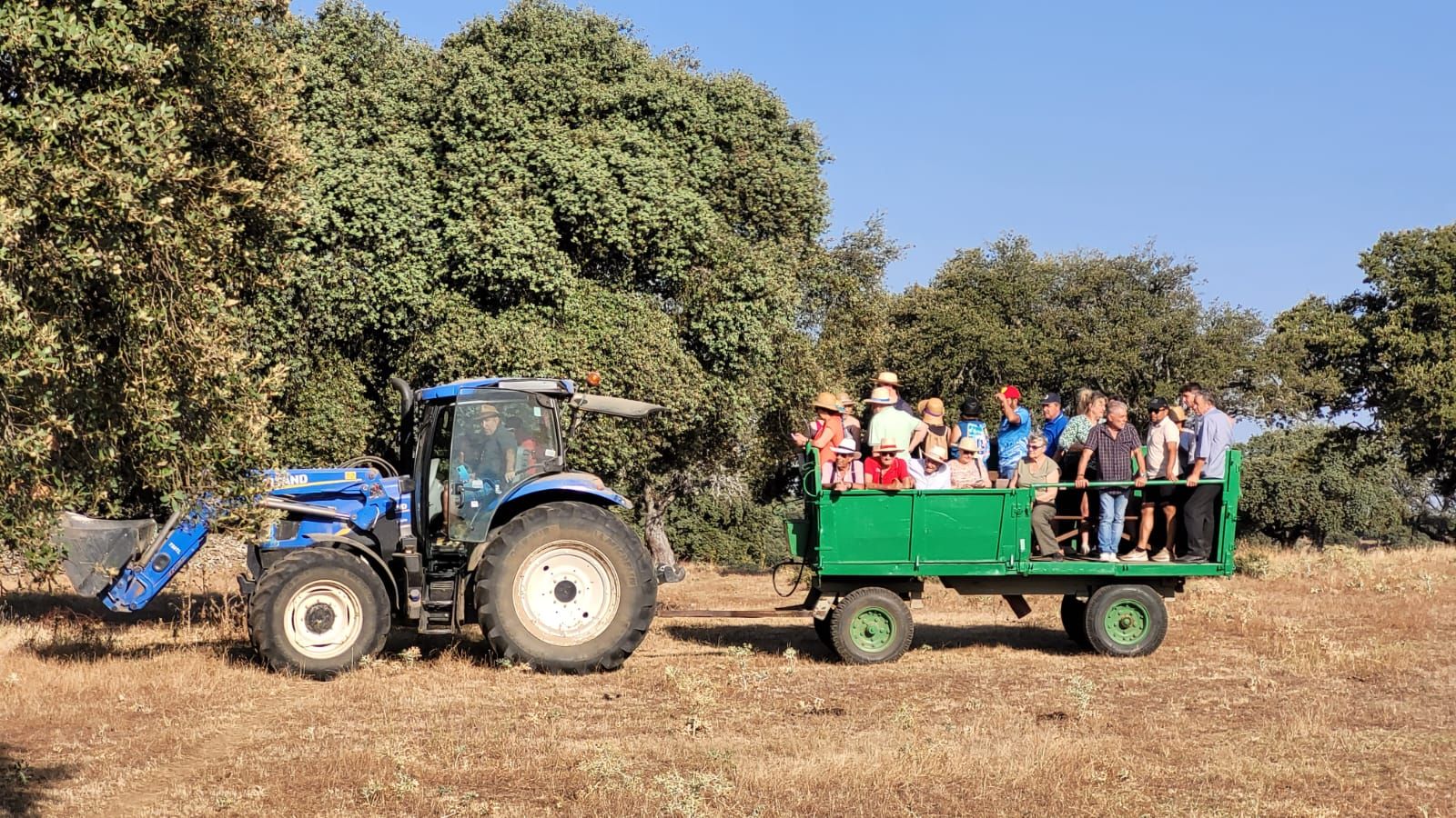 La Asociación Cultural " Virgen de Sacedon" visita la ganadería de toros bravos de Hdros de D. Ángel Sánchez y Sánchez. Finca " Miguel Muñoz". 