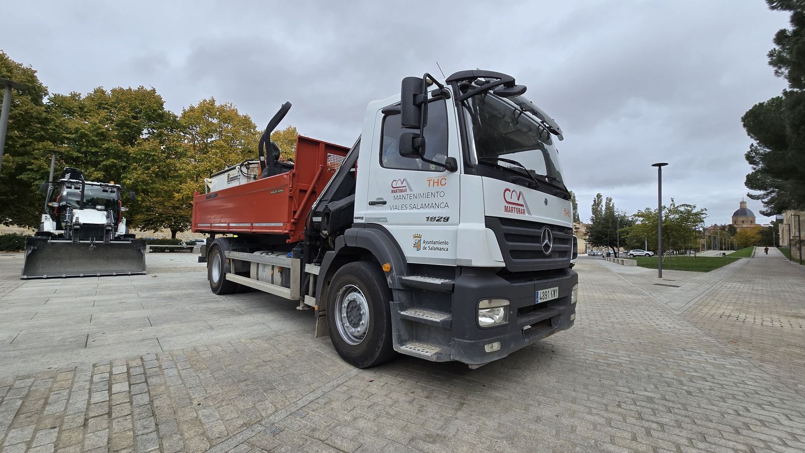 El concejal de Fomento, Fernando Carabias, presenta la nueva maquinaria para el mantenimiento de viales de la ciudad