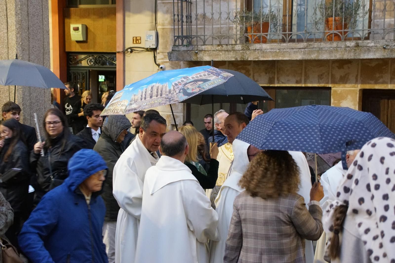 Santa Teresa se despide de los albenses bajo la lluvia