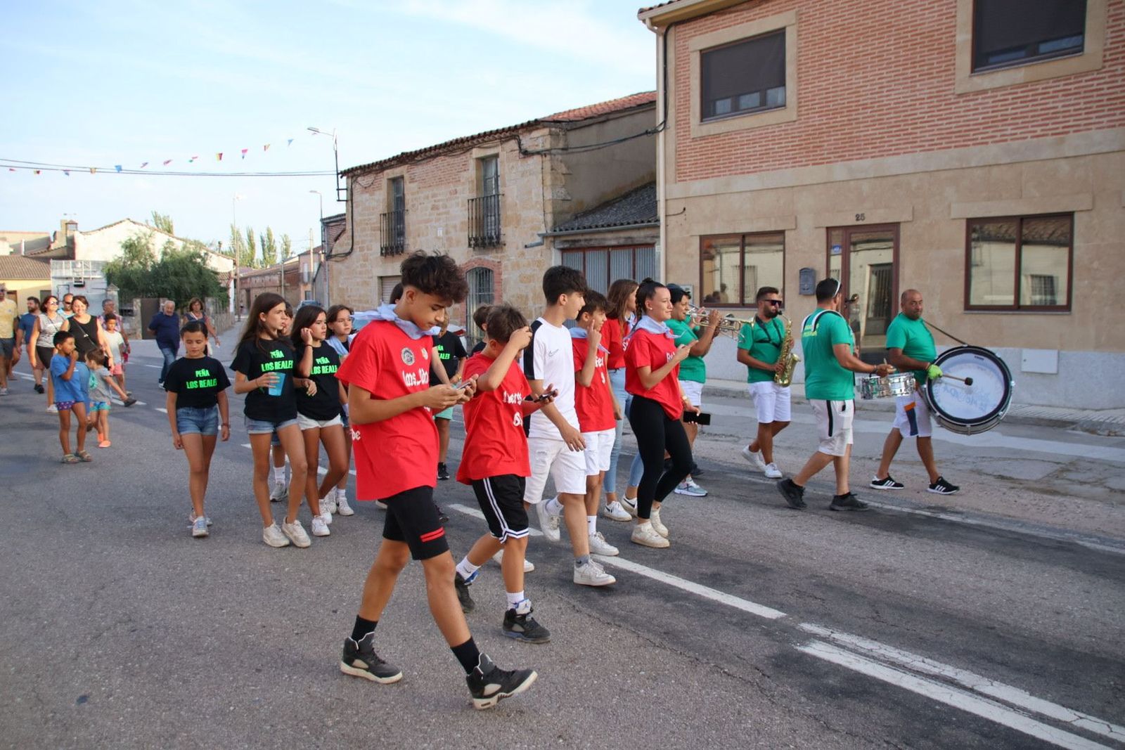 Correpeñas con charanga en La Velles