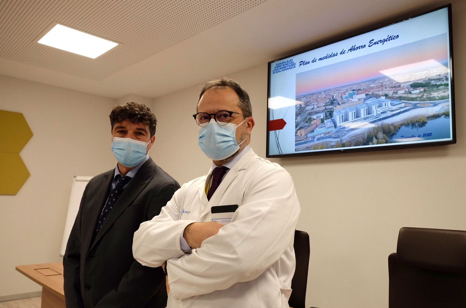 El director gerente, Luis Ángel González Fernández y el subdirector de gestión de Ingeniería y Mantenimiento, Jesús Gutiérrez Segovia en la presentación del plan de ahorro energético del Hospital de Salamanca | ICAL