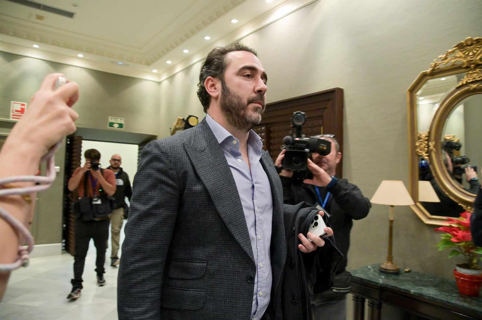 El empresario Víctor de Aldama, a su llegada a la comisión de investigación sobre el material sanitario, en la sede del Parlamento de Canarias, a 30 de enero de 2025, en Santa Cruz de Tenerife, Tenerife, Canarias (España). - Europa Press Canarias - Europa Press - Archivo