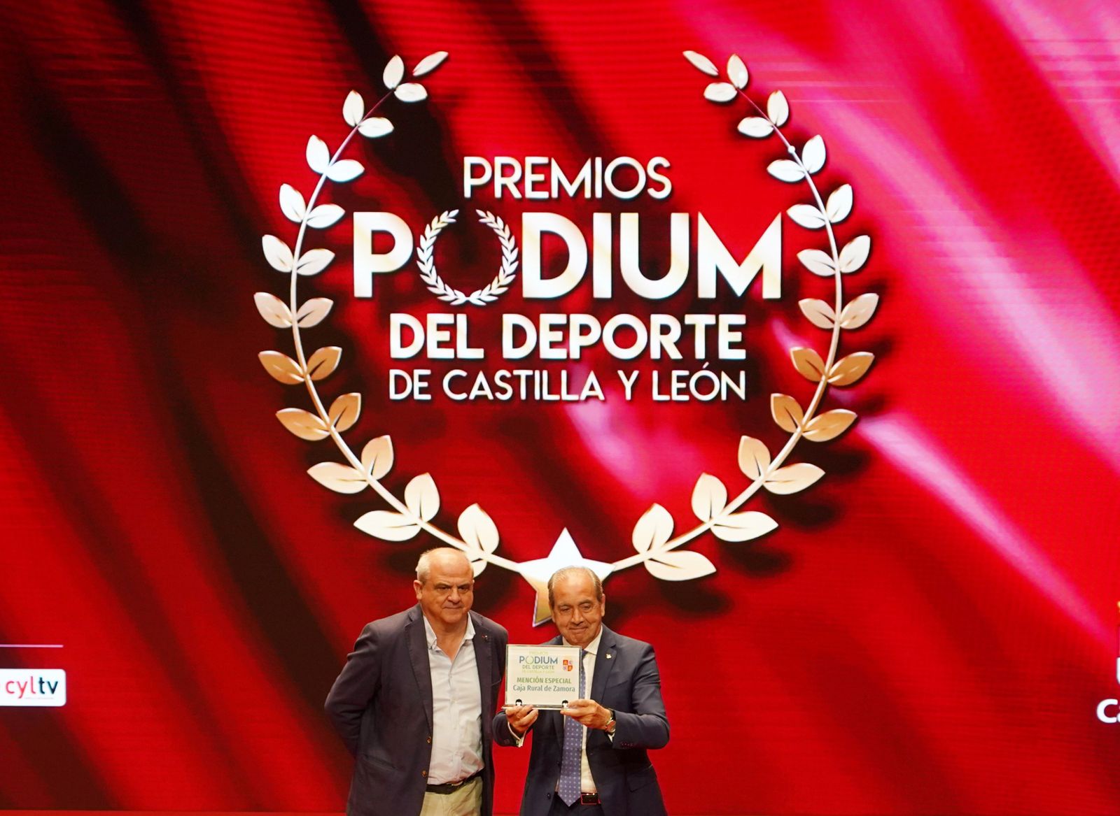 Cipriano García recoge la mención especial otorgada a Caja Rural de Zamora. Archivo