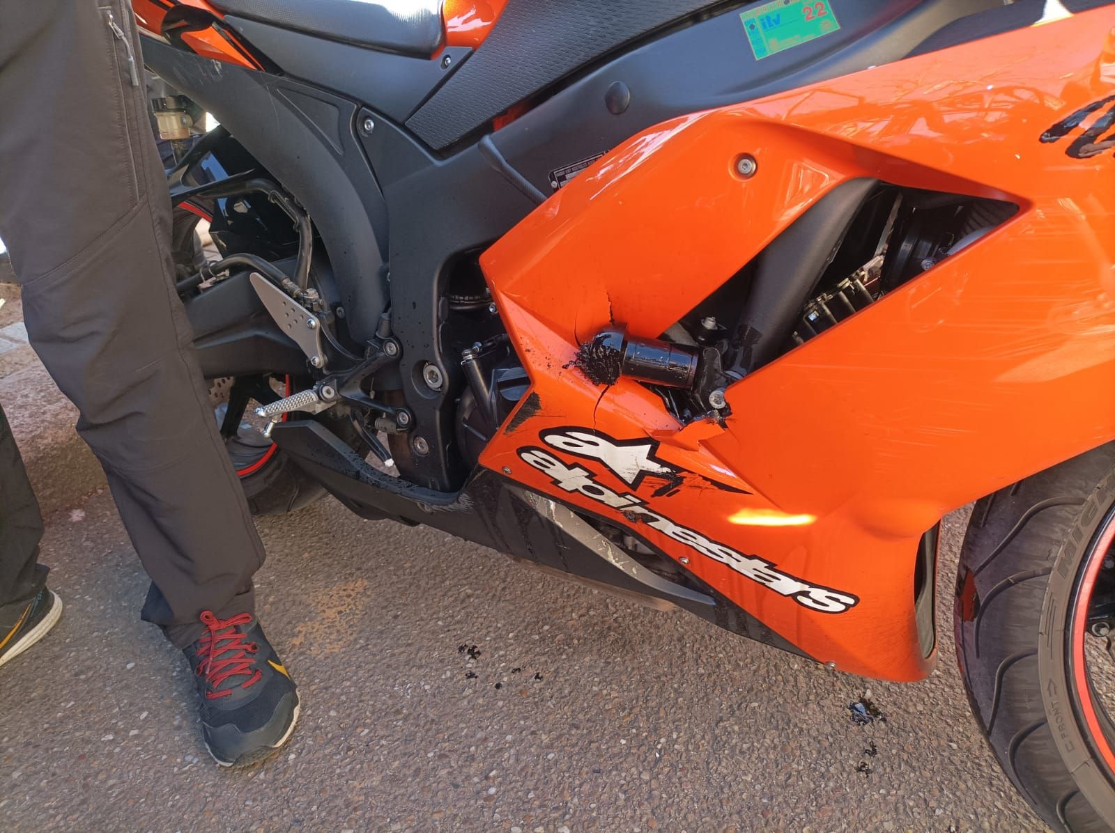 Moto dañada en el accidente