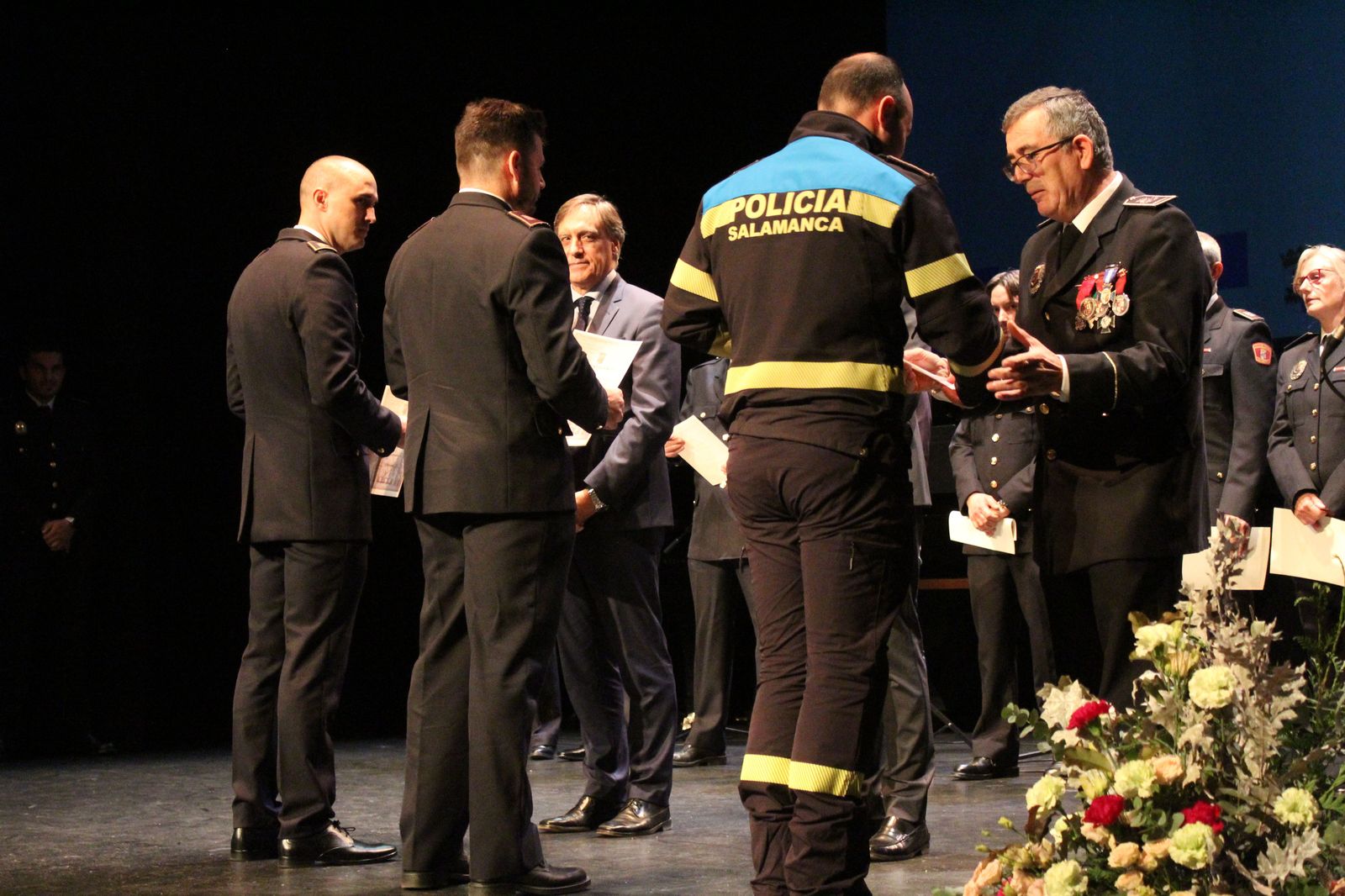 entrega-de-medallas-de-reconocimiento-a-la-policia-local-34
