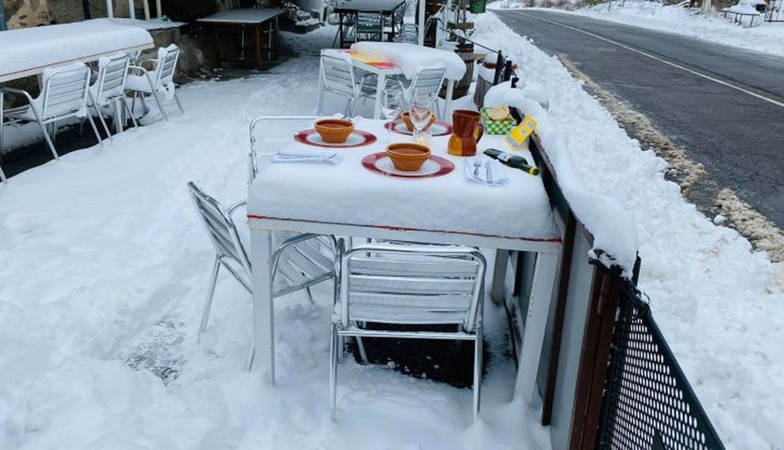 La exclusiva mesa de manueco y casado 1 728x418