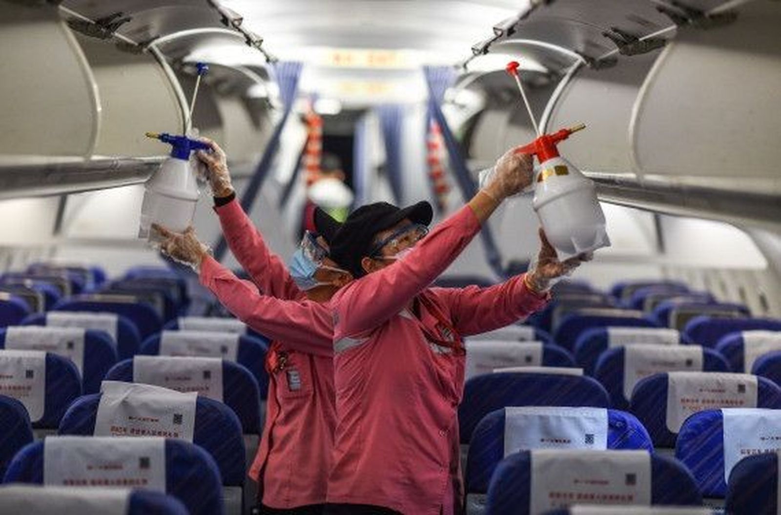 Empleados desinfectan la cabina de un avión después de su llegada al Aeropuerto Internacional de Haikou Meilan, provincia de Hainan, en el sur de China.