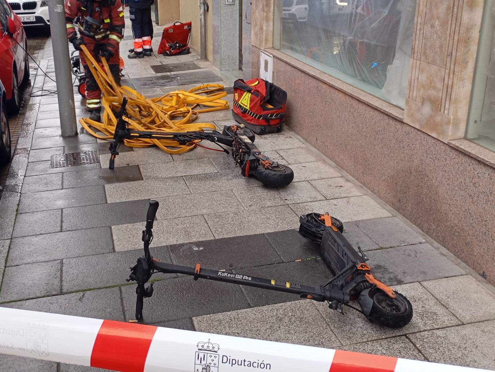 El incendio de un patinete eléctrico provoca el desalojo de un edificio en la calle Bolívar