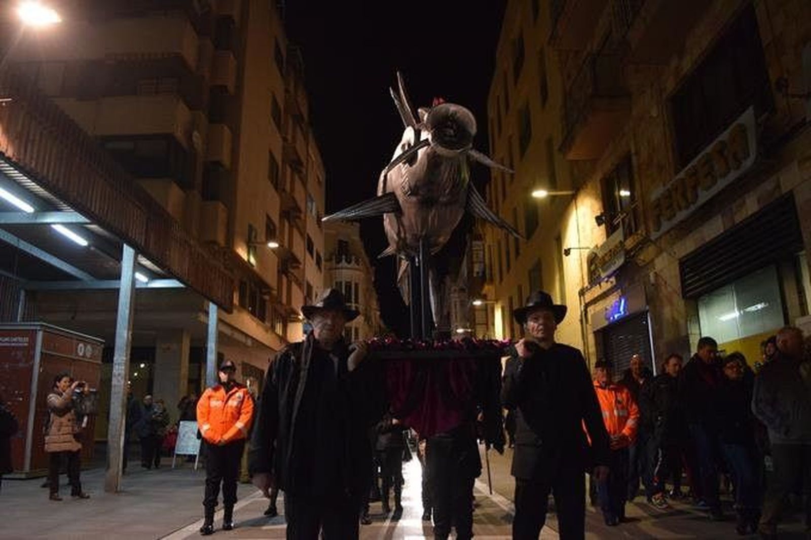 Los zamoranos lloran a la sardina en la despedida del carnaval