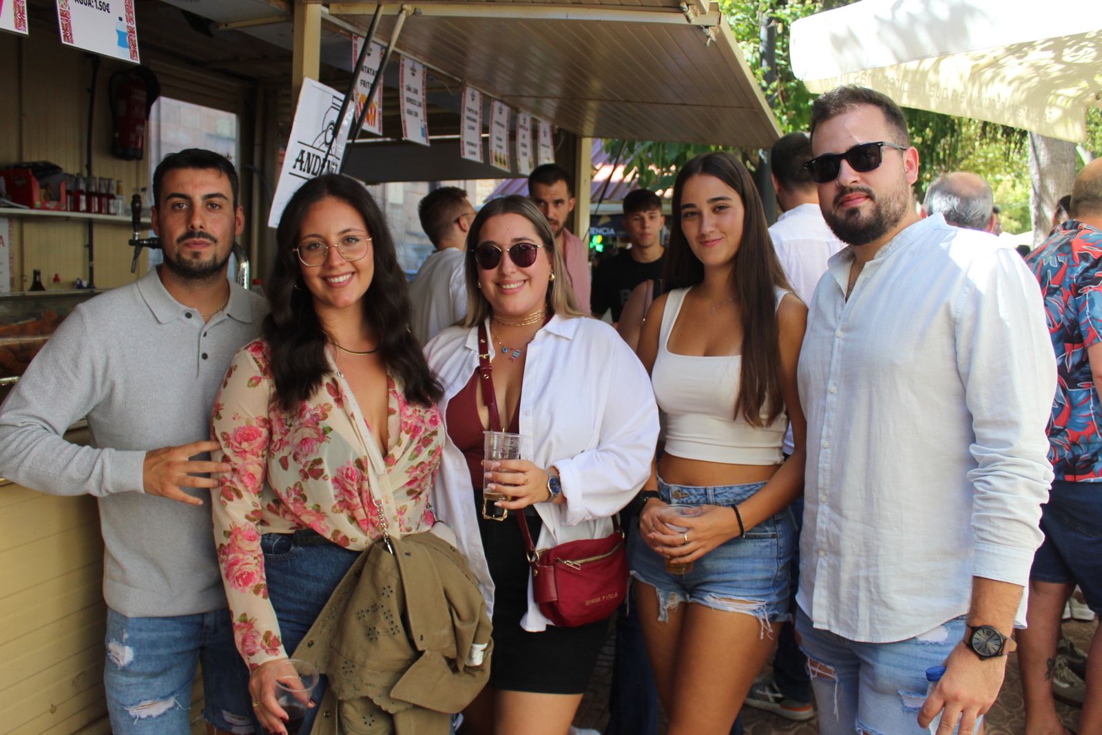 Ambiente en la Feria de Día en el mediodía de este domingo