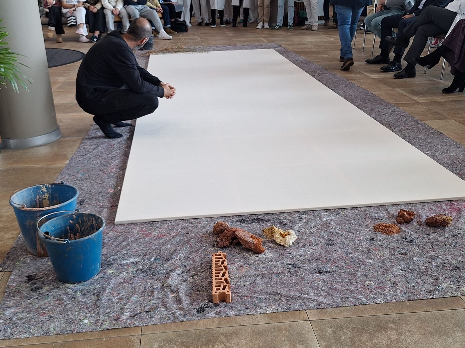 50º Aniversario del Hospital Clínico  Universitario con una intervención artística “Latidos  de barro” (18).jpeg