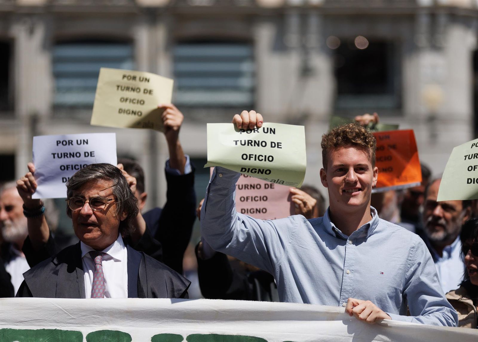 Abogados sujetan pancartas durante una manifestación para exigir Justicia Gratuita, en la Puerta del Sol, a 18 de mayo de 2023, en Madrid (España). La Asociación Libre de Abogadas y Abogados (ALA), la Asociación de Laboralistas de Trabajadoras y - Eduardo Parra - Europa Press - Archivo