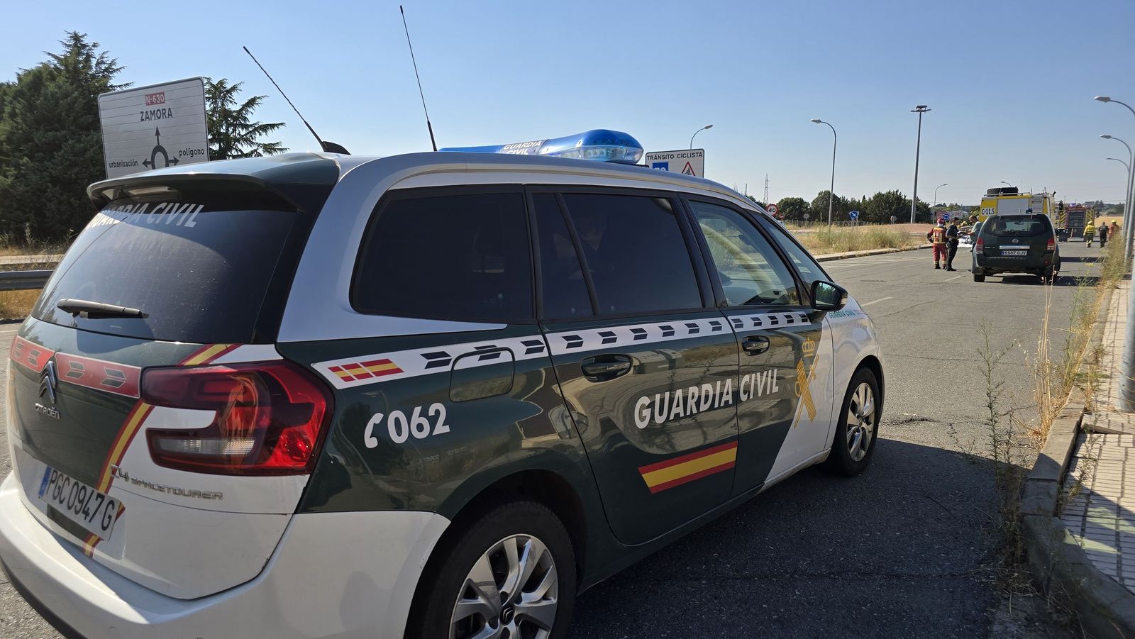 Calcinado un vehículo junto a la carretera de Zamora
