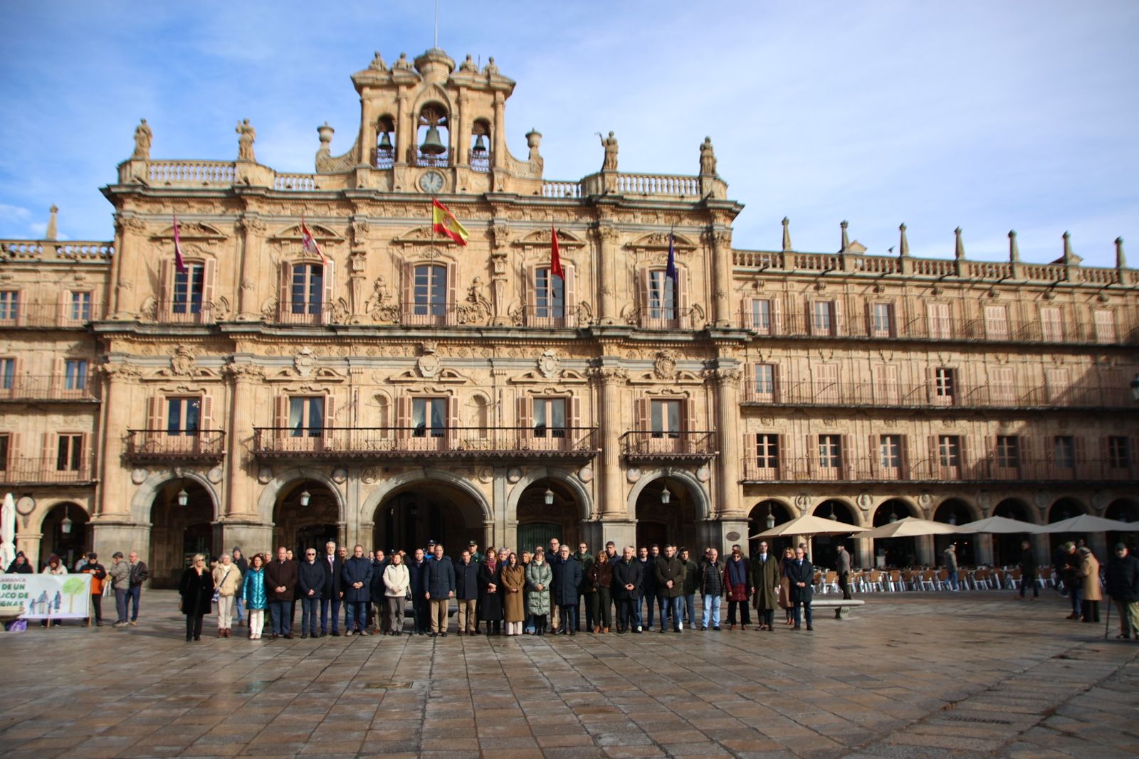La Corporación municipal guarda un minuto de silencio por las víctimas del accidente ferroviario en la localidad cordobesa de Adamuz