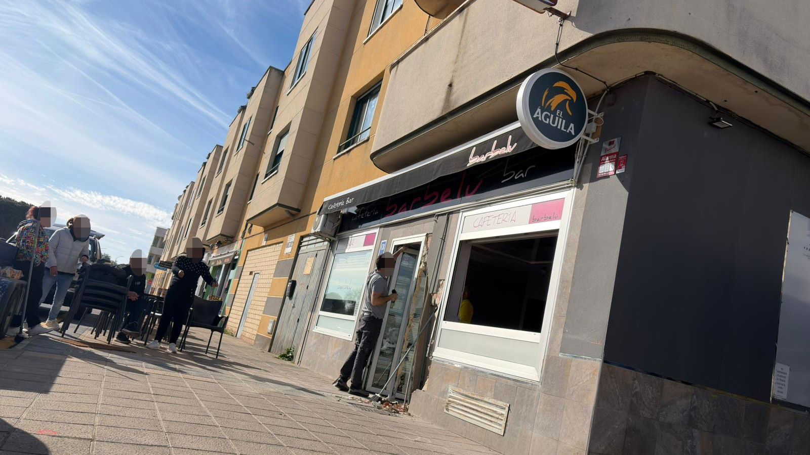 Comienzan a cambiar la puerta del bar Barbelu tras el alunizaje