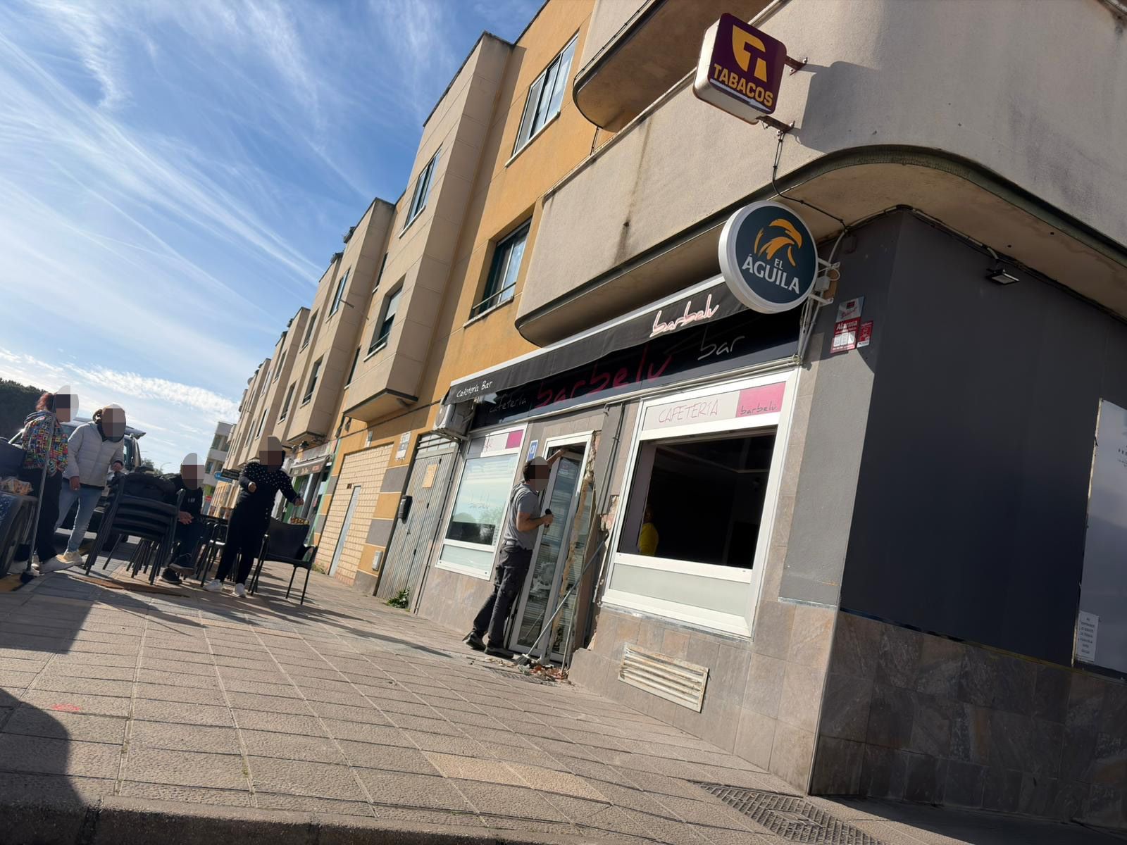 Comienzan a cambiar la puerta del bar Barbelu tras el alunizaje