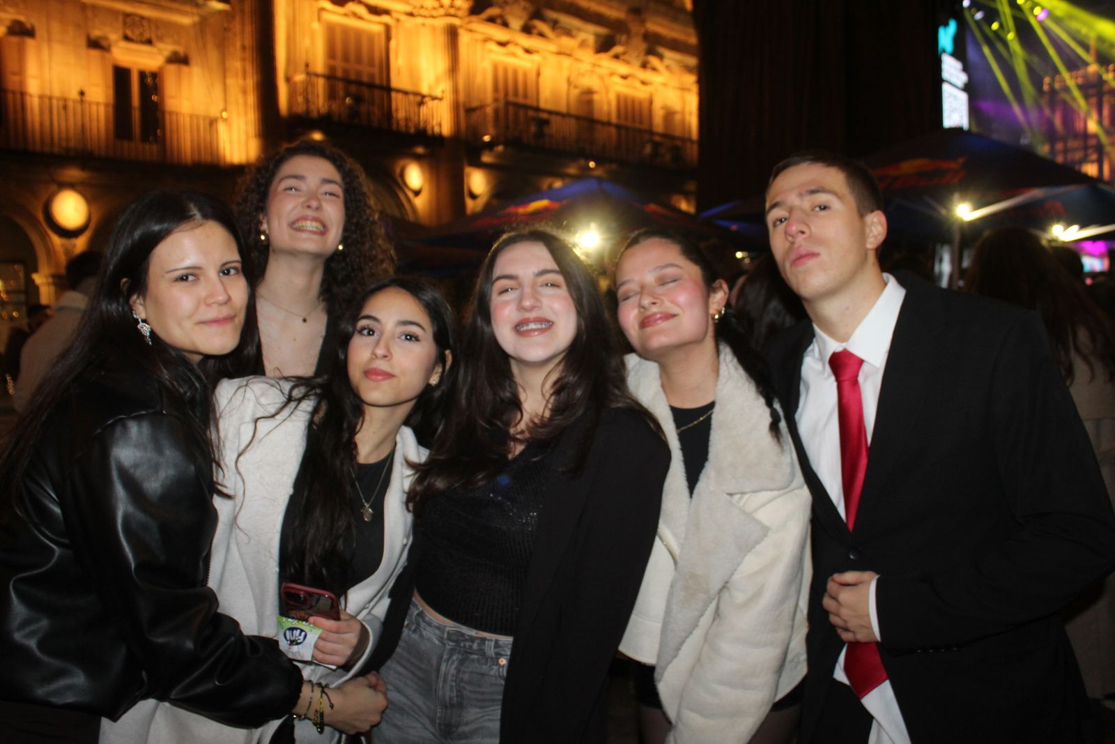 Miles de personas disfrutan de las campanadas y la fiesta del Fin de Año Universitario