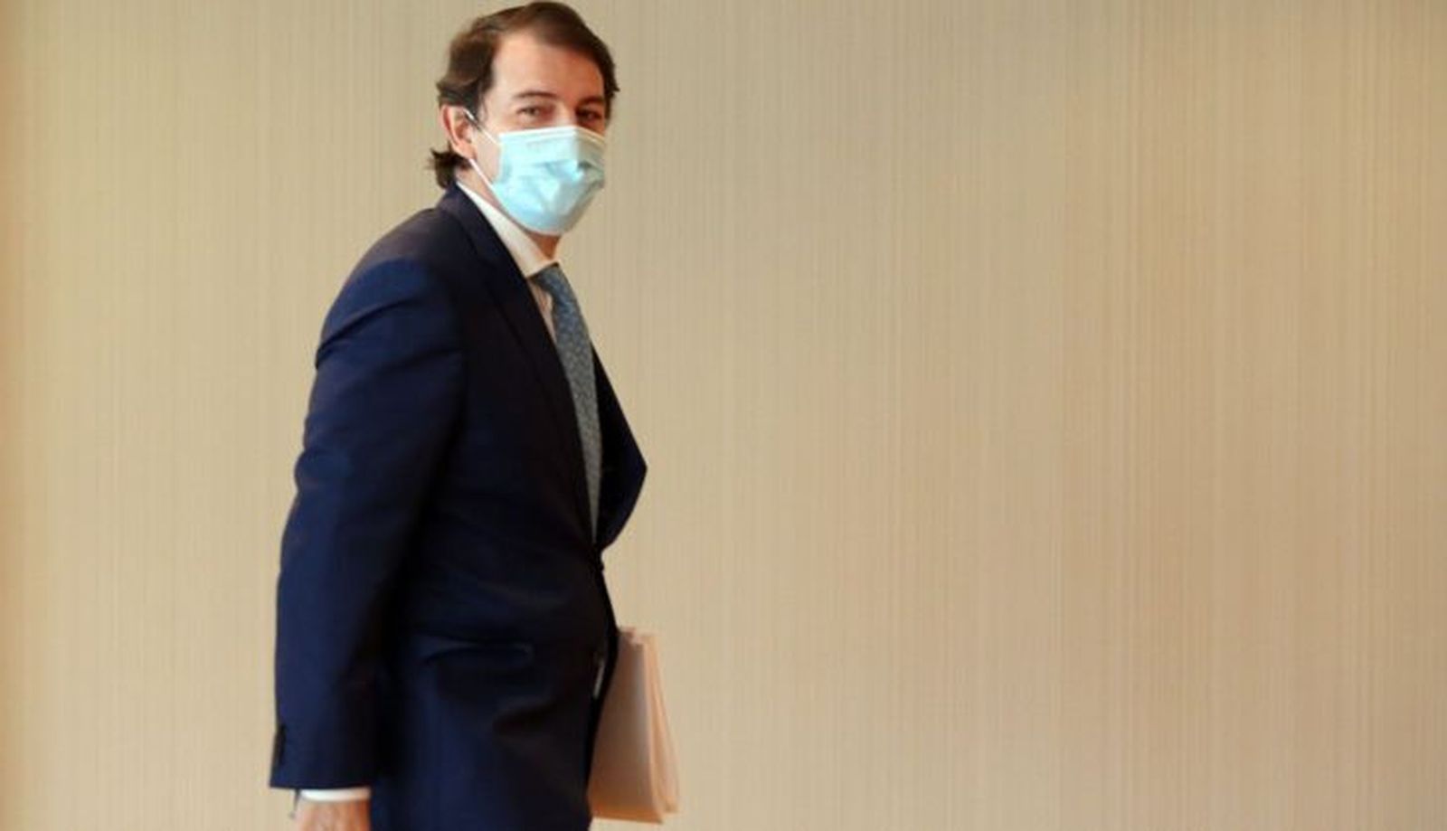 El presidente de la junta alfonso fernandez manueco antes de participar en el pleno de las cortes de castilla y leon 1 728x418