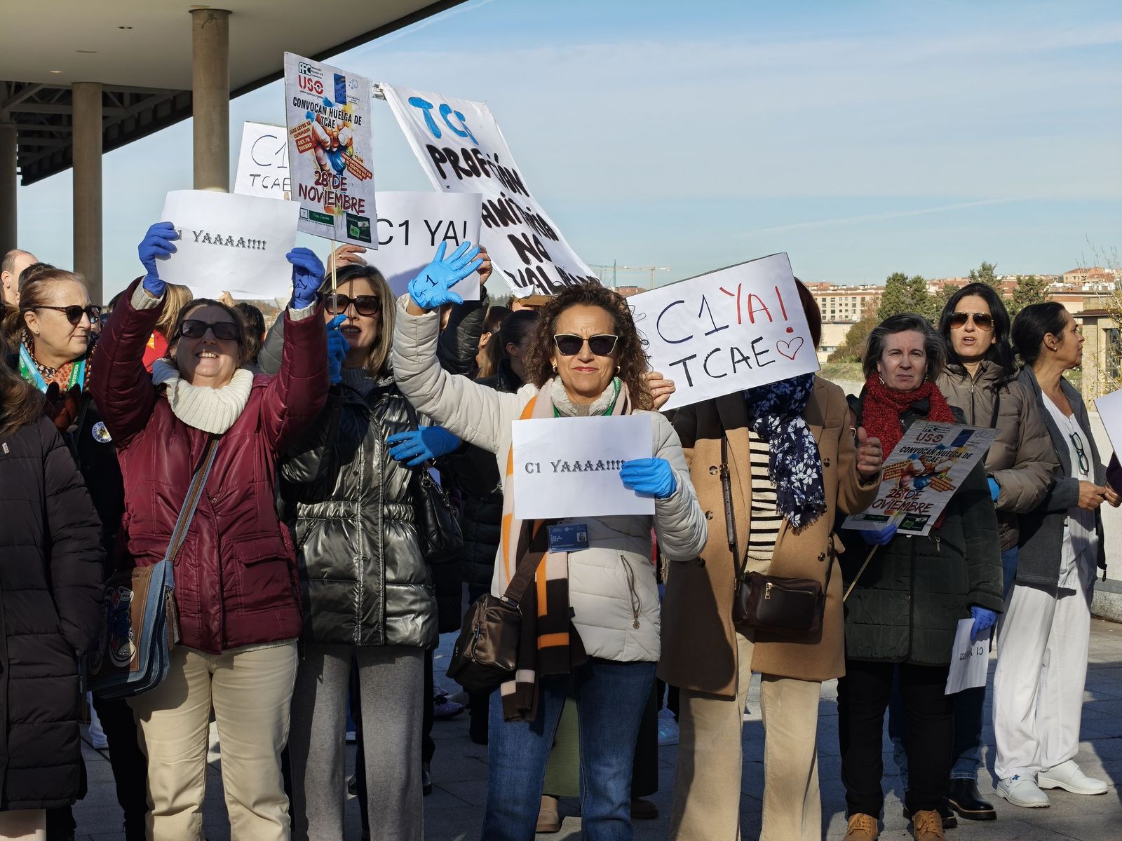 Las TCAEs de Salamanca se concentran a las puertas del hospital de Salamanca
