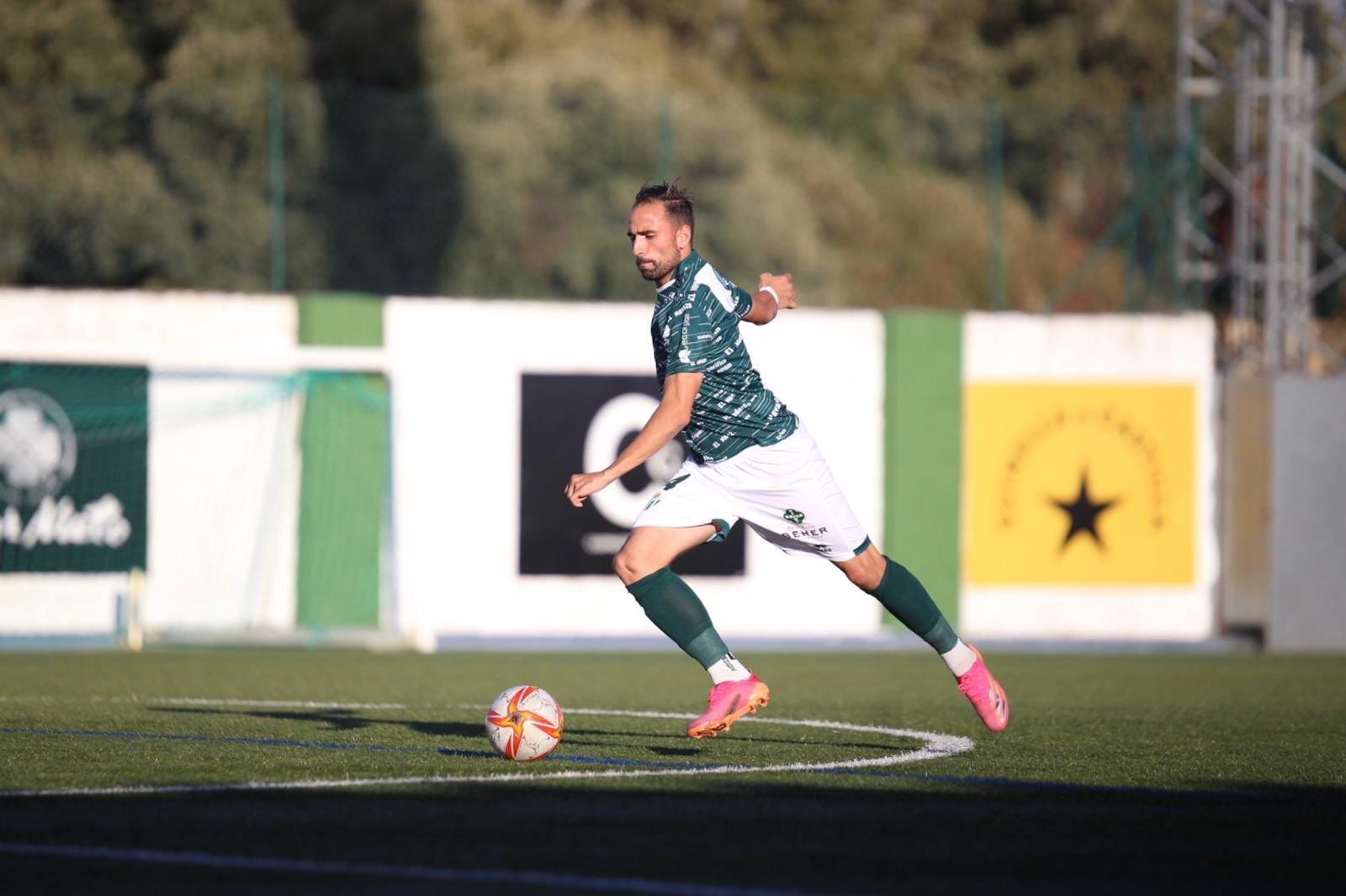 Pesca se prepara para golpear en largo ante el Burgos Promesas / FOTO CD GUIJUELO Pesca se prepara para golpear en largo ante el Burgos Promesas / FOTO CD GUIJUELO
