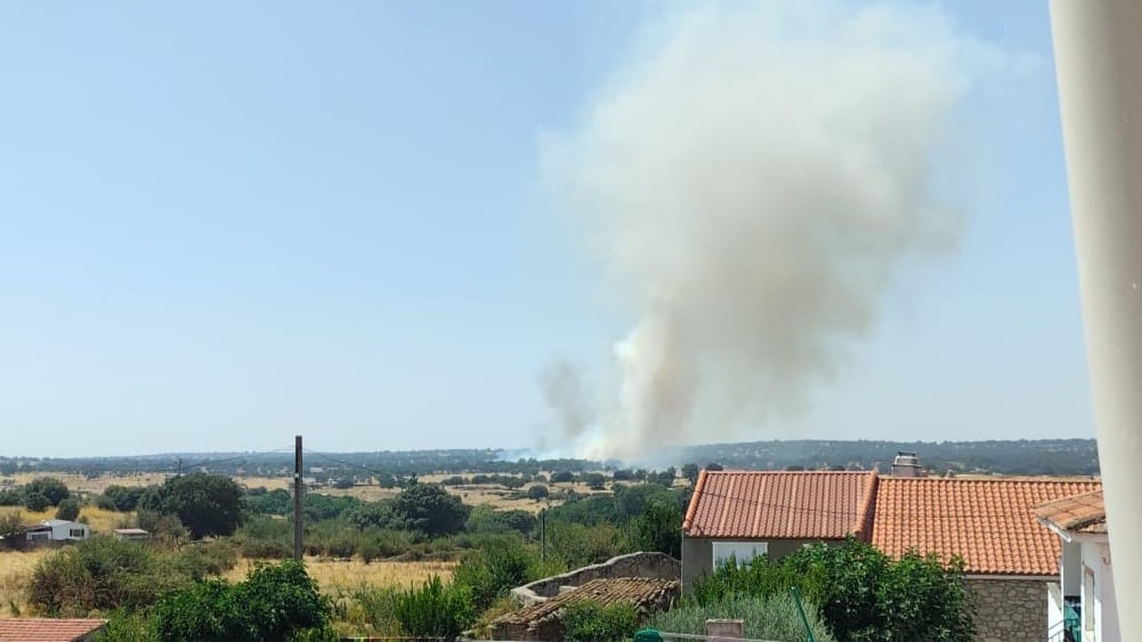 Se reaviva el incendio forestal de Cipérez, que llegó a nivel 1
