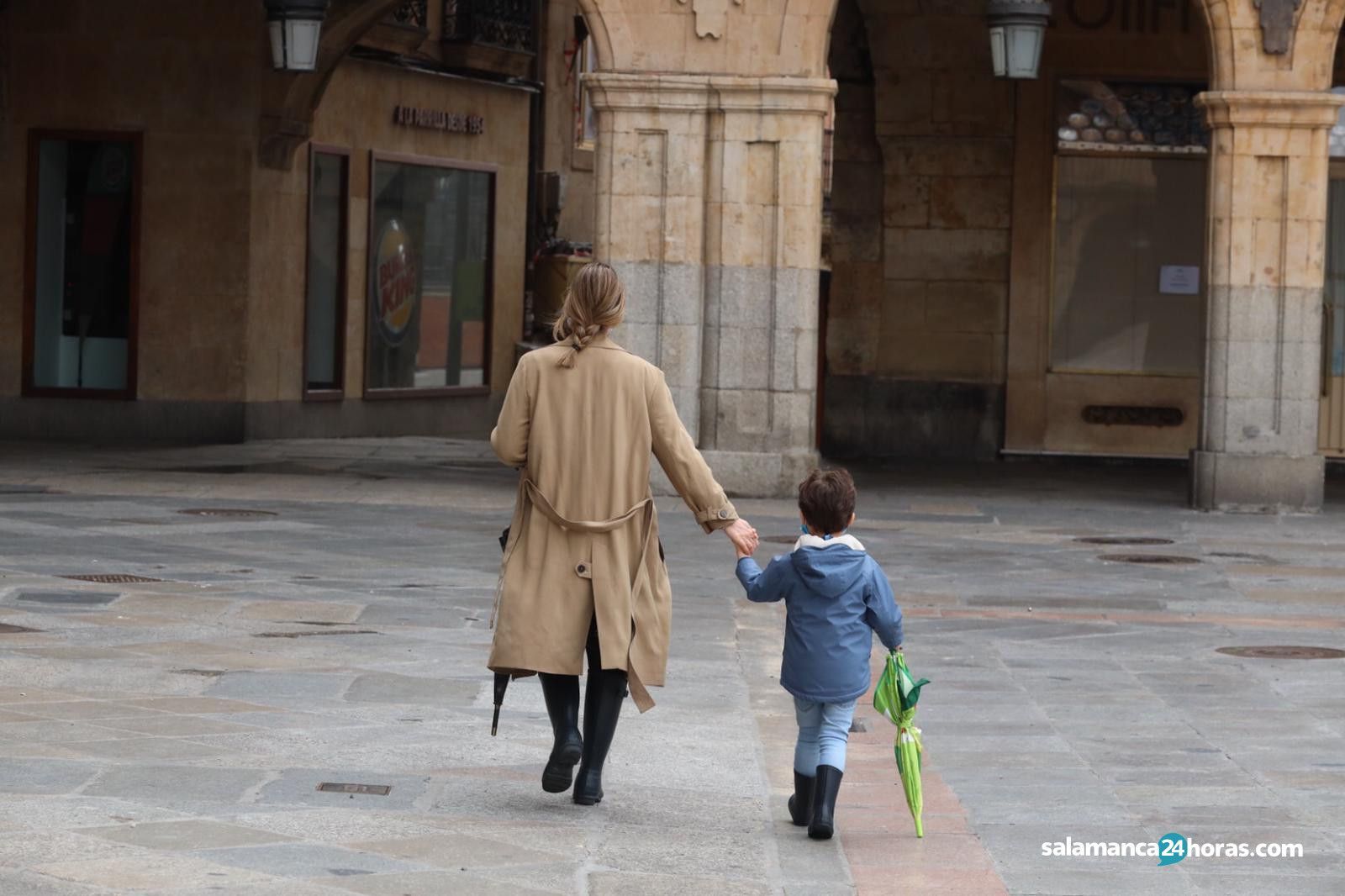 Padre madre niño paseo