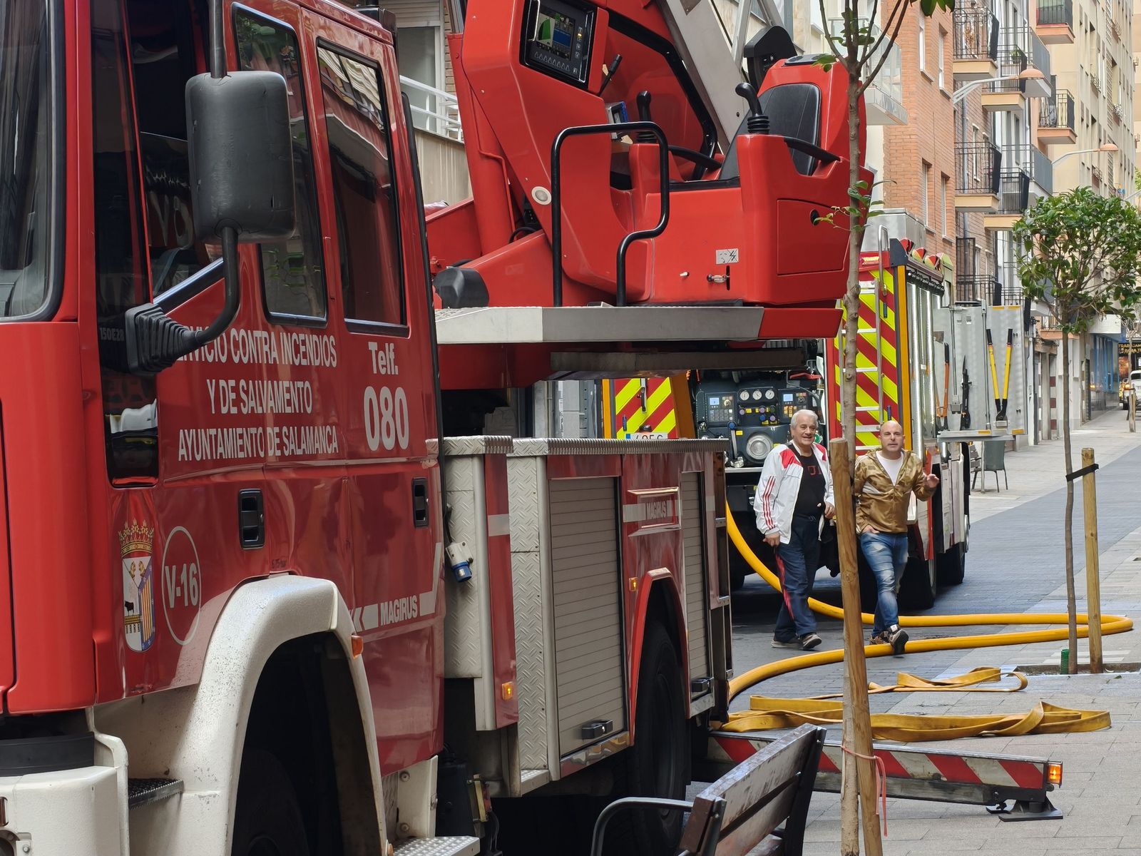 Los bomberos sofocan un incendio en una vivienda de la calle Vasco de Gama