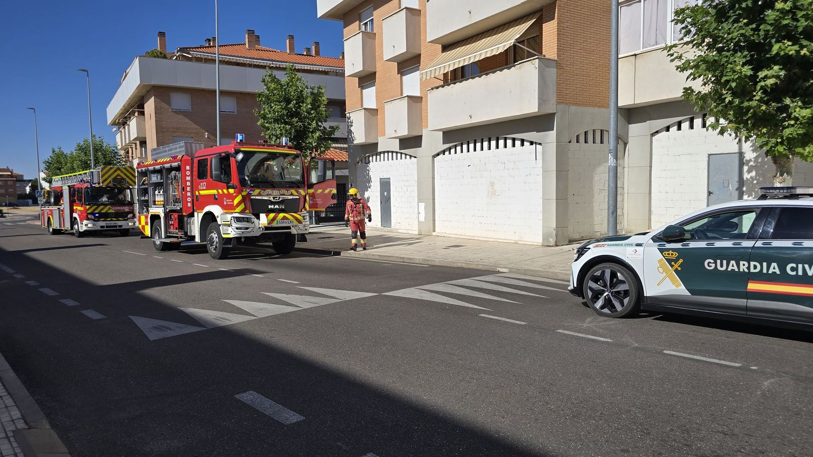 Incendio en una vivienda en los edificios La Yedra en Santa Marta de Tormes con la Policía Local y la Guardia Civil de Salamanca