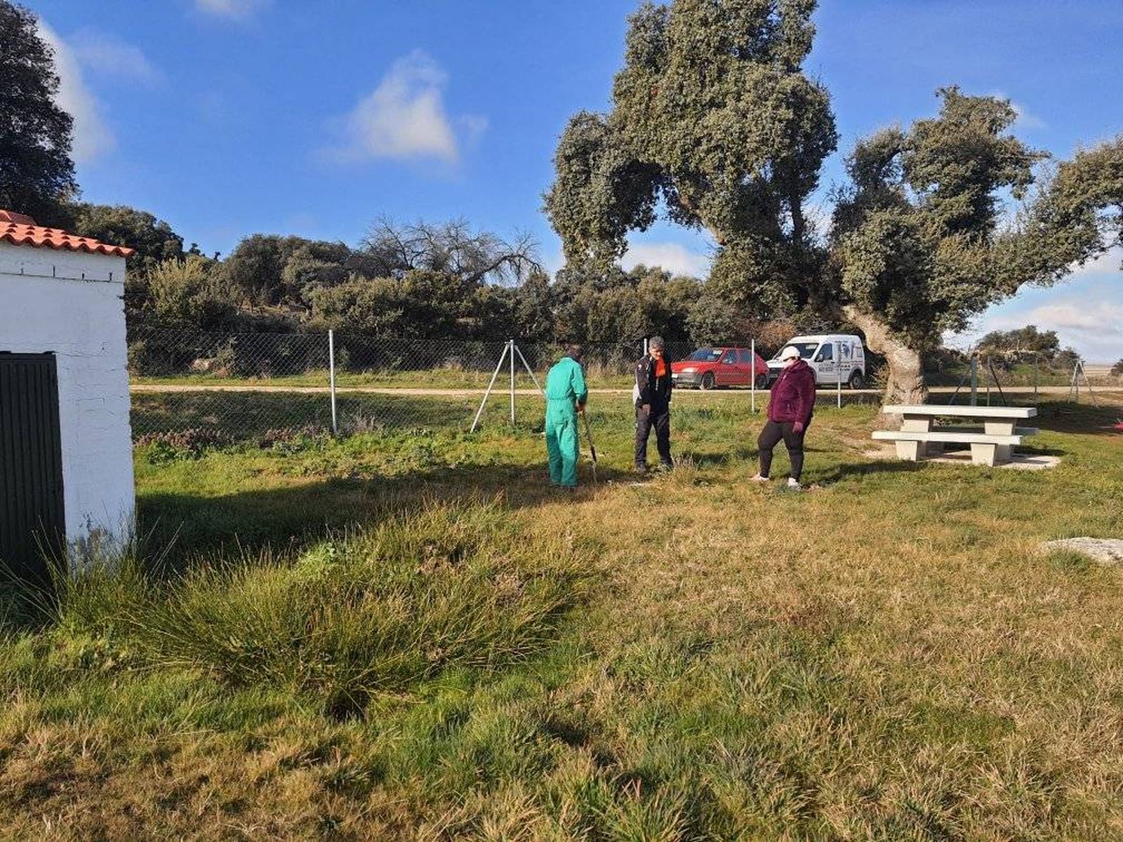 Socios de El Berrocal de Malpartida plantando árboles en la localidad